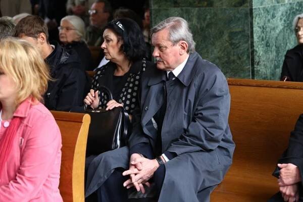 Pohřeb hvězdy Vyprávěj Procházky: Loučily se desítky herců, dcera plakala nad rakví