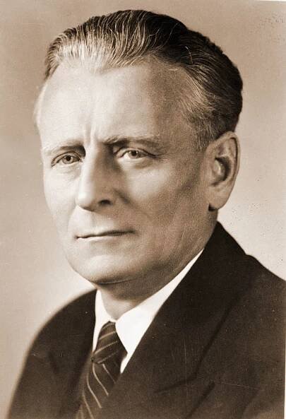 Antonín Josef Novotný (10. prosince 1904 Letňany – 28. ledna 1975 Praha) byl československý politik a funkcionář Komunistické strany Československa. V letech 1953-1968 zastával funkci prvního tajemníka KSČ. Kromě toho během let 1957 až 1968 úřadoval jako československý prezident, v pořadí třetí komunistický. ▬ Roku 1921 vstoupil do KSČ, kde prošel řadou funkcí (v pražské organizaci), v letech 1937-1938 působil jako tajemník KV KSČ v Hodoníně. Po zákazu komunistické strany (1938) pracoval jako dělník ve vysočanské Včele. Za druhé světové války se podílel na ilegální činnosti KSČ, v roce 1941 byl zatčen a až do roku 1945 byl vězněn v koncentračním táboře Mauthausen-Gusen. ▬ Poslancem se stal po volbách v roce 1948 a zůstal jím až do své volby prezidentem republiky v roce 1957. Od roku 1954 byl členem předsednictva Národního shromáždění.