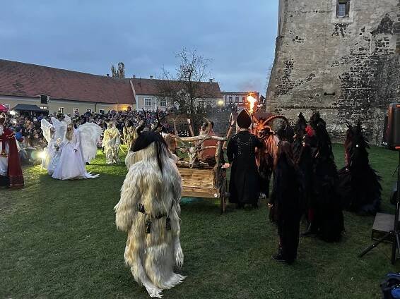 VIDEO: Krampusové obsadili hrad ve Švihově. Jejich show přilákala stovky lidí
