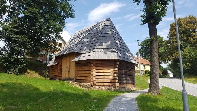 Polygonální roubená stodola - Dům, budova