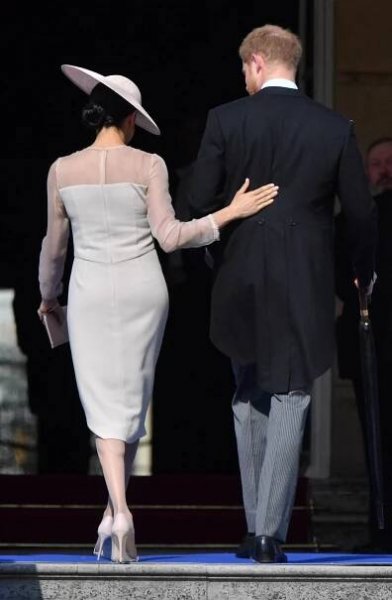 Fotky: Jako dvě zamilované hrdličky. Šťastní Harry a Meghan už se po svatbě objevují na veřejnosti