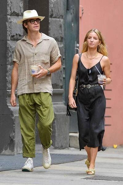 EXCLUSIVE: Chris Pine and Annabelle Wallis Enjoy some Iced Coffees on a Hot and Humid day in New York City.