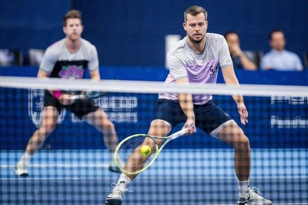 Pavlásek si finálový debut neosladil, bratři Tsitsipasovi slaví první společný triumf