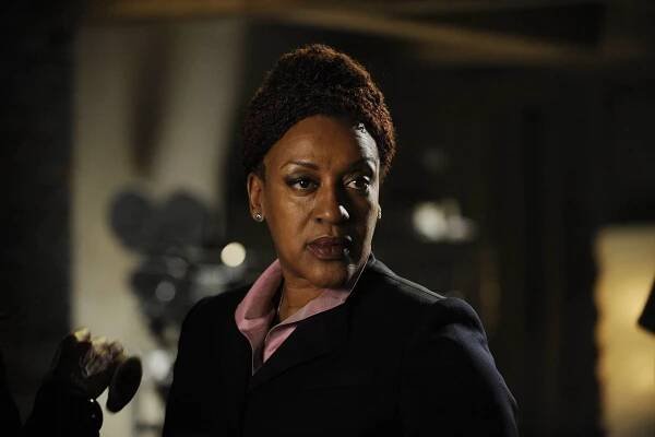 Skladiště 13 - Kompas - Z filmu - CCH Pounder