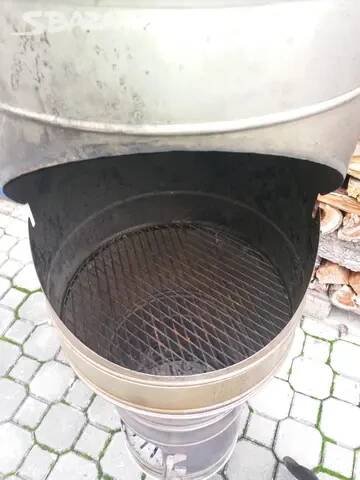 Nerezový gril s udírnou