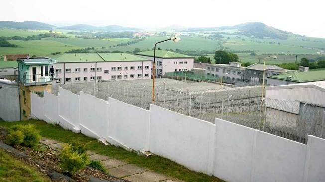 Pálili věci, vulgárně nám nadávali, popsali dozorci u soudu vzpouru vězňů