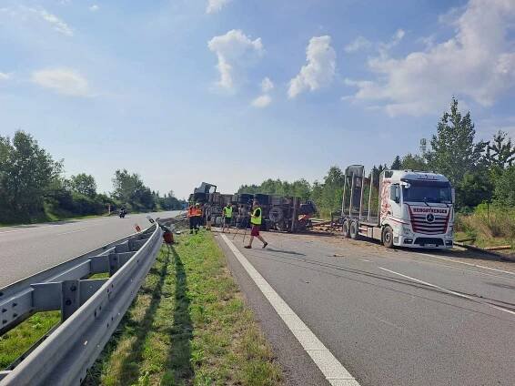 Dálnici D3 u Chotovin uzavřela havárie kamionu. Náklad ležel v obou pruzích