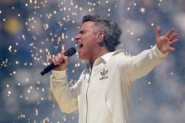 Telefony jsou jako drogy, tvrdí Robbie Williams. Jeho čtyři děti, včetně 12leté Teddy, tak zůstanou bez mobilů.