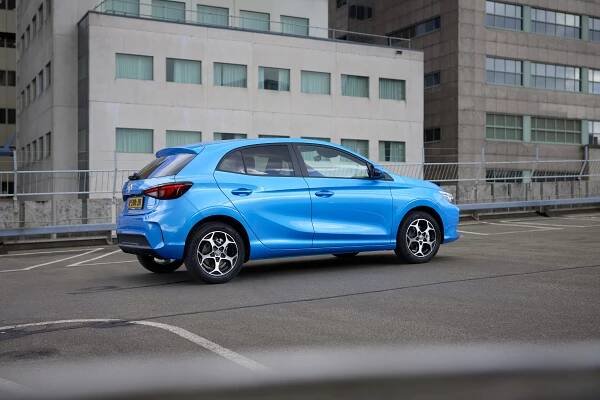 Najde za tyto peníze konkurenci? Hybridní MG3 míří do Česka, Fabii zneklidní spaní