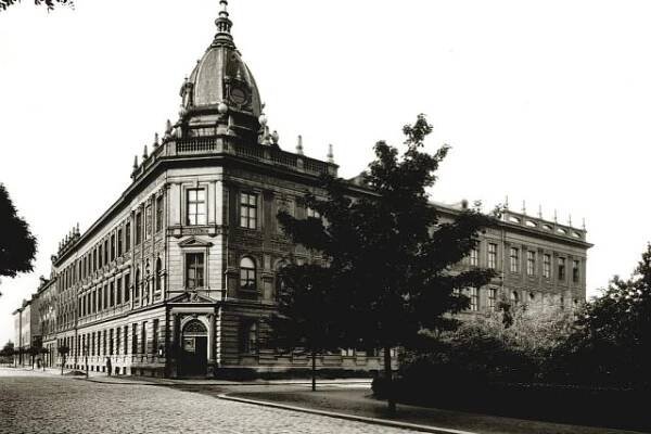 Roh budovy bývalé  průmyslové školy ve 30. letech,  kterou později získala Vysoká škola chemická | foto: Univerzita Pardubice