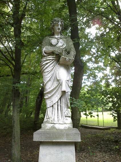 Soubor:Jevišovice, Nový zámek, park, socha Alegorie architektury (1).jpg – Wikipedie