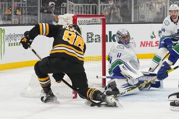 Pastrňák gólem v závěru rozhodl o výhře Bostonu nad Vancouverem