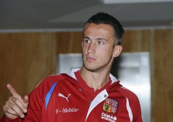 Fotbalista Pekhart má zlomený prst na ruce, čeká ho operace