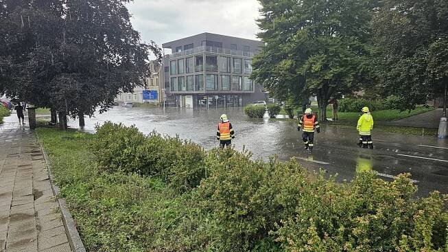 VIDEO: Bouřka a příval vody v Boskovicích. V centru města uvízla auta v laguně