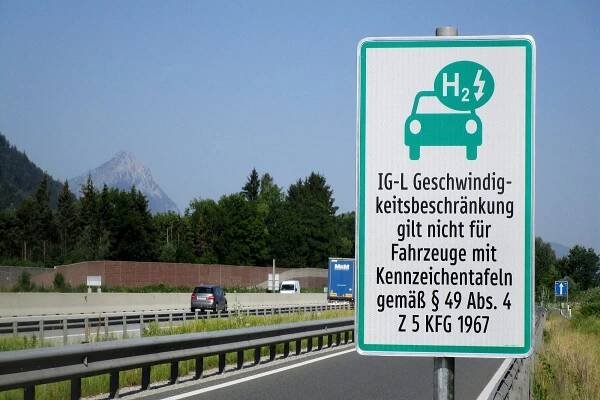 Rakouská zelená ministryně chce za vysokou rychlost zabavovat auta