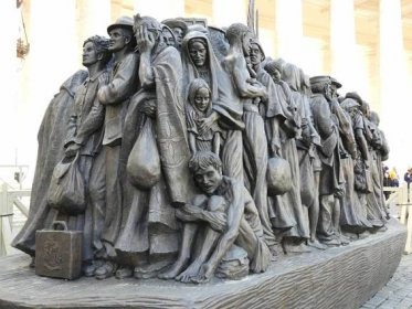 V bronzovém sousoší Angels Unawares ve Vatikánu nechybí ani česká rodina