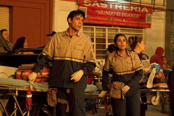 Půlnoční rodina - Úvodní díl - Z filmu - Diego Calva, Renata Vaca