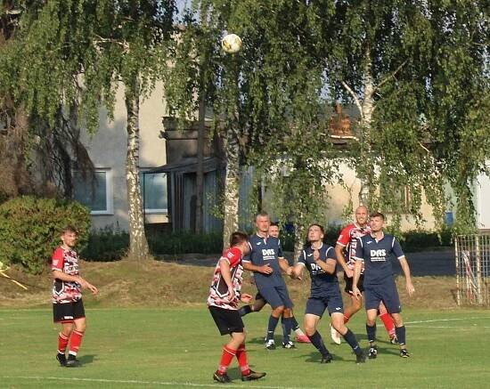 Fotbalisté Němčic (v černém) v 5. kole okresního přeboru OFS Kroměříž porazili Břest 4:0.