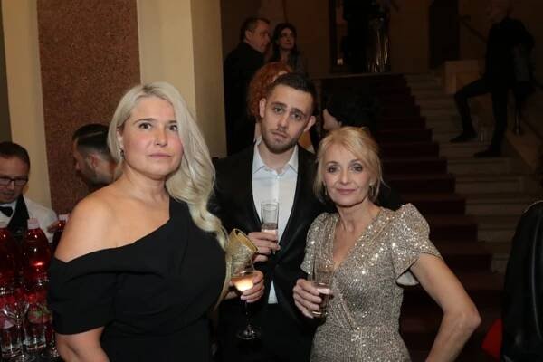 FOTO: Veronika Žilková a Vincent Navrátil s maskérkou Janou Dopitovou, Kryšpinovo tetou. – stránka 130