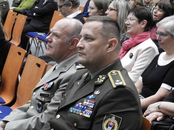 Knihu rozhlasových komentářů generála Moravce pokřtily jeho vnučka a ministryně