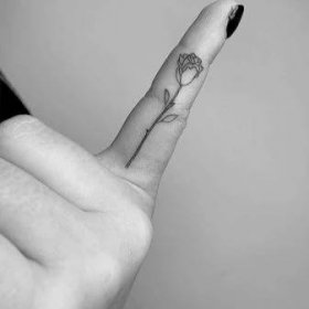 Tetování na prstech pro dívky (68 fotografií): dámská malá tetování a jejich náčrtky. Minitetování na straně prsteníčku