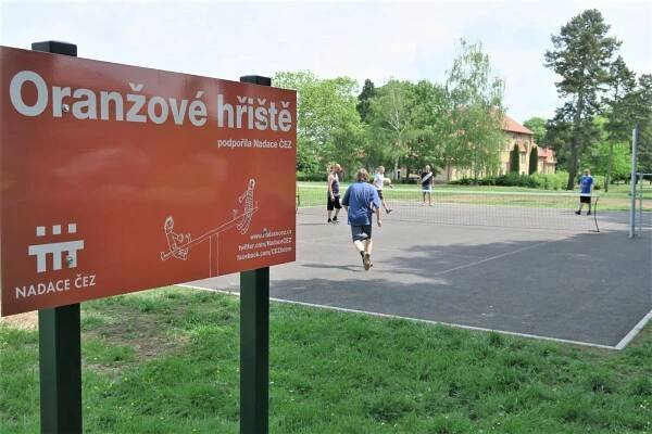 V Horních Beřkovicích slouží nové Oranžové hřiště. Nabízí nohejbal i posilovnu