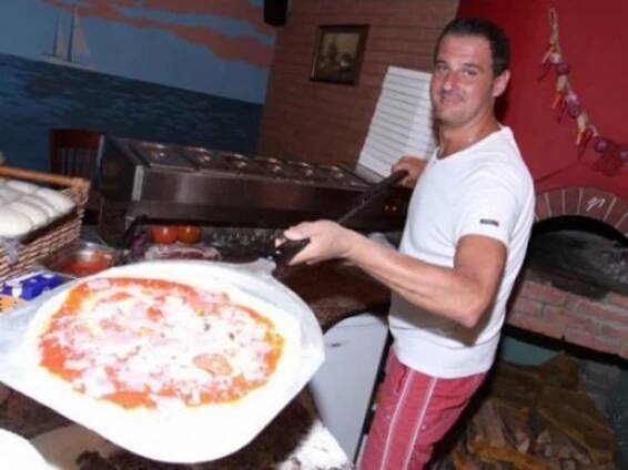 V centru Prahy provozuje restauraci. 