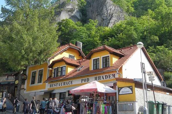 Pod hradem Karlštejn | Apetee