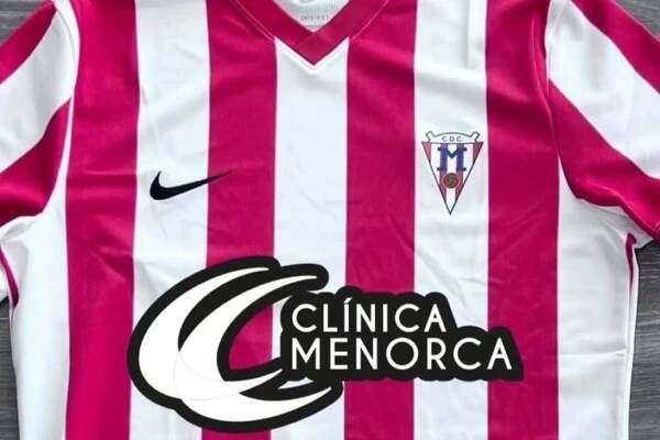 La camiseta del Moscardó con el patrocinio de 'Clínica Menorca'.