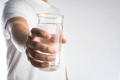 Lékaři varují před příznaky nadměrného pití vody. V krajním případě může být i smrtelné