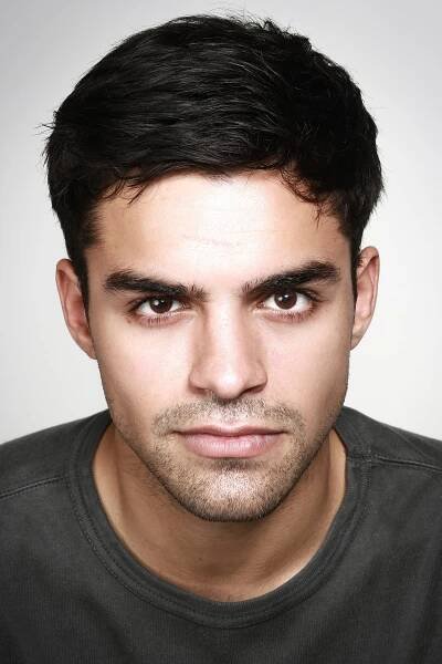 Sean Teale herec