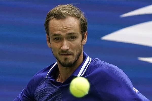 Medvedev musí zaručiť svoj dištanc od Putina, inak môže prísť o Wimbledon