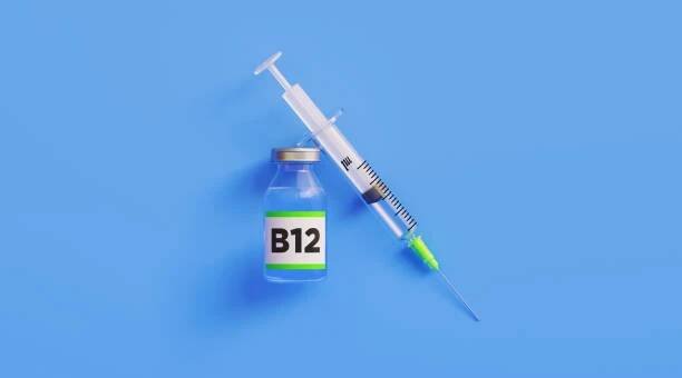 injekční vitamín b12 a injekční stříkačka na modrém pozadí - vitamín b - stock snímky, obrázky a fotky
