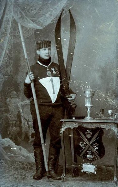 Velké přátelství. (Bohumil Hanč se svými cenami a Václav Vrbata v sokolském kroji)