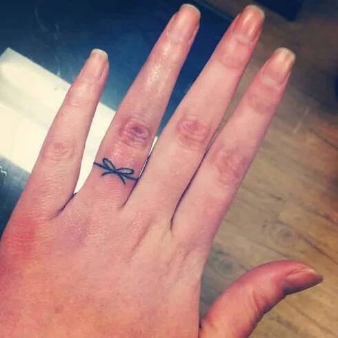 tatuaje en forma de anillo
