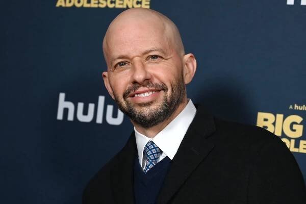 Alan ze sitcomu Dva a půl chlapa: Herec Jon Cryer šel dohola, nechal narůst vousy a v 55 letech má styl - galerie | Život