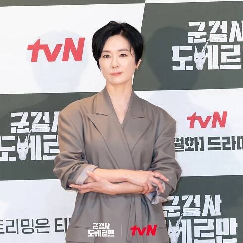 Dva vojenští prokurátoři Ahn Bo Hyun a Jo Bo Ah budou bojovat proti zlu v armádě v novém seriálu Military Prosecutor Doberman