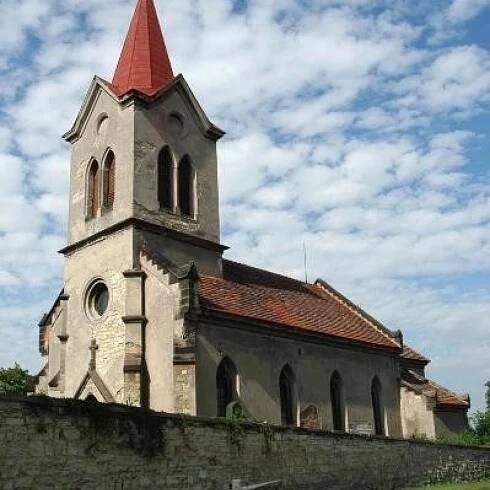 Zlonice - Kostel sv. Šimona a Judy, kaplička na návsi