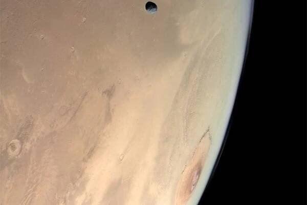 Nový snímek Marsu odhaluje horu Olympus Mons, měsíc Phobos a atmosféru
