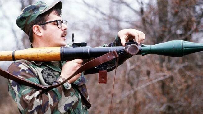 Video: zpomalený záběr vystřelených granátů z RPG-7 pochází přímo z helmy tankisty, na jehož stroj oba letěly, ale neuspěly