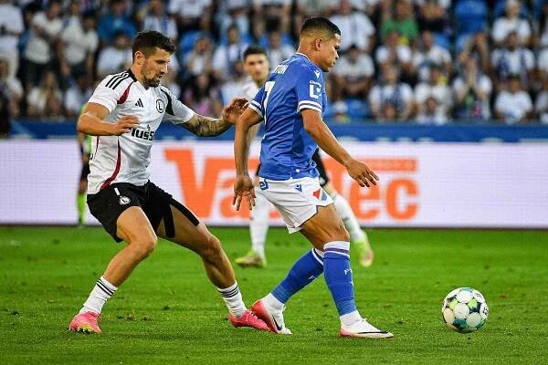 Baník Ostrava - Legia Varšava, úvodní utkání 2. předkola fotbalové Evropské ligy: Baník Ostrava - Legia Varšava, 24. července 2025, Ostrava. Pawel Wszolek z Varšavy a Ewerton z Ostravy.