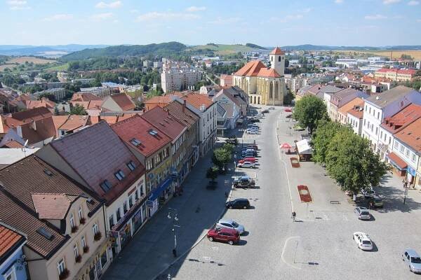 Pohled z radniční věže na Masarykovo nám. a kostel sv. Jakuba, Boskovice