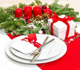 Stáhnout - Slavnostní vánoční stůl prostírání dekorace v červené barvě. Adventní vánoční strom větev se čtyřmi svíčkami. selektivní zaměření — Stock obrázek