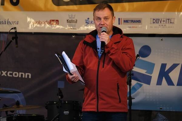 Kozičky měly na náměstí sólo. Promítání filmu Lítá v tom odložil vítr na sobotu