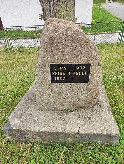 Soubor:Lípa Petra Bezruče a bludný balvan, Pustkovec, Ostrava 04.jpg – Wikipedie