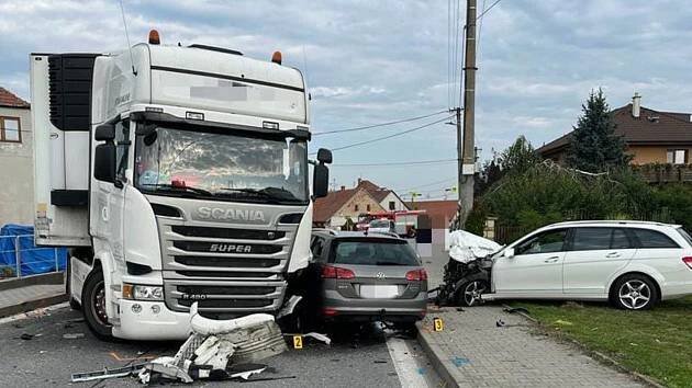 V Rapoticích se srazila dvě auta s kamionem. Dva muži skončili v nemocnici