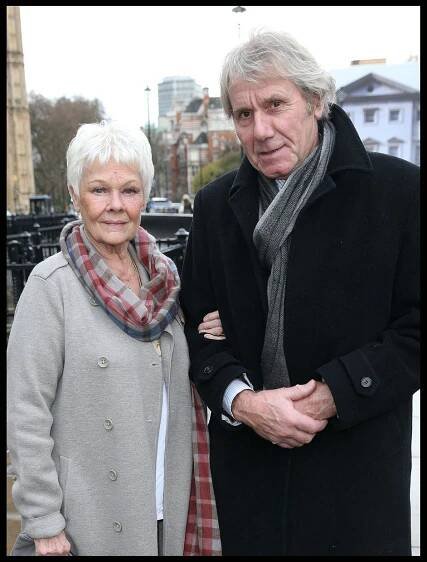 Bondova M má mladší známost: Judi Dench je v osmdesáti letech znovu zamilovaná