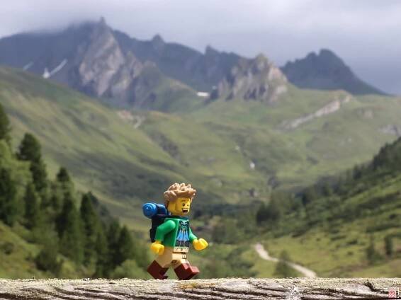 LEGO Wanderer bei der Knuttenalm - Brickzeit