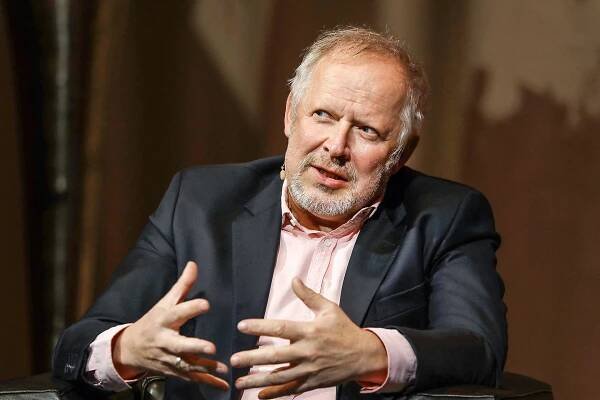 The hands always do some of the talking: Actor Axel Milberg, popular in his role as commissioner Borowski in the German cult crime series Tatort, gave the audience insights into his life in the form of lively anecdotes as part of the “Treffpunkt Forum” (Meetings at the Forum) series of talks.
