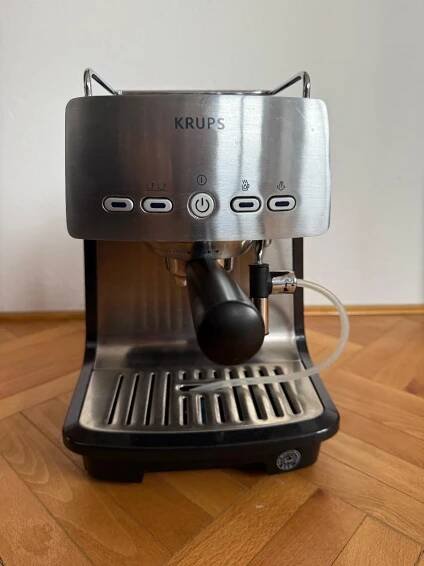 Kávovar Krups XP 4050 (K OPRAVĚ nebo na NÁHRADNÍ DÍLY)